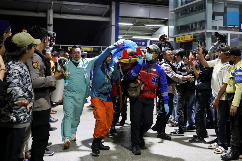 Petugas darurat menyelamatkan korban yang terjebak di dalam kereta yang rusak setelah dua kereta bertabrakan pada Senin malam di kota Bekasi, provinsi Jawa Barat, Indonesia, 27 April 2026. (REUTERS/Ajeng Dinar Ulfiana)