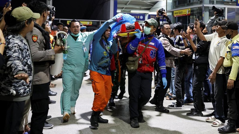 Anggota tim penyelamat Indonesia membawa korban setelah dua kereta api bertabrakan pada Senin malam di kota Bekasi, provinsi Jawa Barat, Indonesia, 27 April 2026. (REUTERS/Ajeng Dinar Ulfiana)
