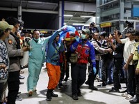 Anggota tim penyelamat Indonesia membawa korban setelah dua kereta api bertabrakan pada Senin malam di kota Bekasi, provinsi Jawa Barat, Indonesia, 27 April 2026. (REUTERS/Ajeng Dinar Ulfiana)