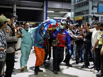 Anggota tim penyelamat Indonesia membawa korban setelah dua kereta api bertabrakan pada Senin malam di kota Bekasi, provinsi Jawa Barat, Indonesia, 27 April 2026. (REUTERS/Ajeng Dinar Ulfiana)