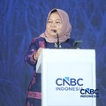 Foto: Deputi Bidang Koordinasi Keterjangkauan dan Keamanan Pangan Kementerian Koordinator Bidang Pangan Nani Hendiarti memberi pemaparan dalam acara CNBC Indonesia Food Summit 2026 di Auditorium Menara Bank Mega, Jakarta, Senin (27/4/2026). (CNBC Ind