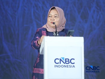 Foto: Deputi Bidang Koordinasi Keterjangkauan dan Keamanan Pangan Kementerian Koordinator Bidang Pangan Nani Hendiarti memberi pemaparan dalam acara CNBC Indonesia Food Summit 2026 di Auditorium Menara Bank Mega, Jakarta, Senin (27/4/2026). (CNBC Ind