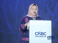 Deputi Bidang Koordinasi Ketenagakerjaan dan Kemanan Pangan, Nani Hendiarti memberi pemaparan dalam acara CNBC Indonesia Food Summit 2026, di Menara Bank Mega, Jakarta, Senin, 27/4. (CNBC Indonesia/Tri Susilo)