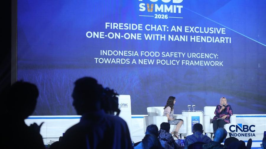 Deputi Bidang Koordinasi Ketenagakerjaan dan Kemanan Pangan, Nani Hendiarti memberi pemaparan dalam acara CNBC Indonesia Food Summit 2026, di Menara Bank Mega, Jakarta, Senin, 27/4. (CNBC Indonesia/Tri Susilo)