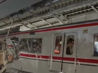 Dua kereta tabrakan di Stasiun Bekasi Timur. (Tangkapan layar CNN Indonesia TV)