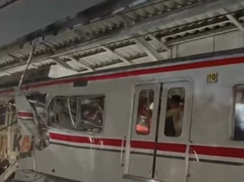 Dua kereta tabrakan di Stasiun Bekasi Timur. (Tangkapan layar CNN Indonesia TV)