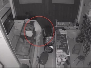 Santri Bobol Konter di Enrekang Terekam CCTV, Gasak HP-Uang Rp 4 Juta