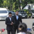 Hasan Nasbi tiba di Istana Negara, Jakarta, Senin (27/4/2026). (CNBC indonesia/Muhammad Sabki)