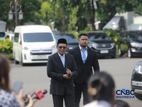 Hasan Nasbi tiba di Istana Negara, Jakarta, Senin (27/4/2026). (CNBC indonesia/Muhammad Sabki)