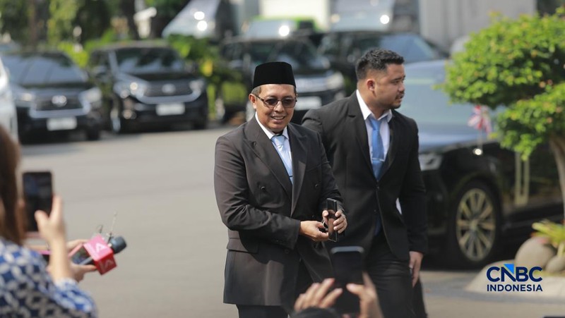 Hasan Nasbi tiba di Istana Negara, Jakarta, Senin (27/4/2026). (CNBC indonesia/Muhammad Sabki)