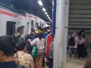 Video KA Jarak Jauh Tabrakan dengan KRL di Stasiun Bekasi Timur