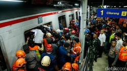 Situasi Mencekam Saat Evakuasi Korban Kecelakaan Kereta di Bekasi