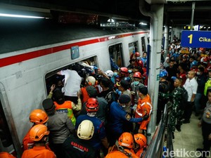 Situasi Mencekam Saat Evakuasi Korban Kecelakaan Kereta di Bekasi