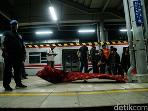 1 Wanita yang Terjepit di KRL Berhasil Dievakuasi, Ditandu dan Pakai Oksigen