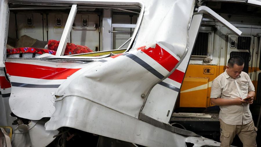 Kereta api rusak setelah dua kereta bertabrakan pada Senin malam di kota Bekasi, provinsi Jawa Barat. (27/4/2026). (REUTERS/Ajeng Dinar Ulfiana)
