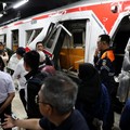 Kereta api rusak setelah dua kereta bertabrakan pada Senin malam di kota Bekasi, provinsi Jawa Barat. (27/4/2026). (REUTERS/Ajeng Dinar Ulfiana)
