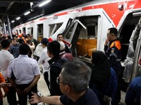 Kereta api rusak setelah dua kereta bertabrakan pada Senin malam di kota Bekasi, provinsi Jawa Barat. (27/4/2026). (REUTERS/Ajeng Dinar Ulfiana)