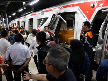 Foto: Potret kerusakan kereta akibat tabrakan di Stasiun Bekasi Timur, Provinsi Jawa Barat, Selasa (28/4/2026). (Reuters/Ajeng Dinar Ulfiana)