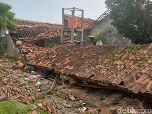 Angin Kencang Ngamuk di Cipelem Brebes, Tembok Roboh-Atap Terbang