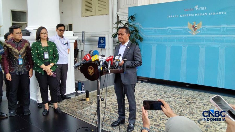 Menteri ESDM, Bahlil Lahadalia menyempaikan keterangan pers di SItana Negara, Jakarta, Senin (27/4/2026). (CNBC Indonesia/Muhammad Sabki)