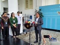 Menteri ESDM, Bahlil Lahadalia menyempaikan keterangan pers di SItana Negara, Jakarta, Senin (27/4/2026). (CNBC Indonesia/Muhammad Sabki)