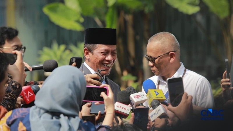 Menteri LH, Hanif Faisol tiba di Istana Negara, Jakarta, Senin (27/4/2026). (CNBC Indonesia/Muhammad Sabki)