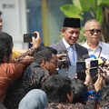 Menteri LH, Hanif Faisol tiba di Istana Negara, Jakarta, Senin (27/4/2026). (CNBC Indonesia/Muhammad Sabki)