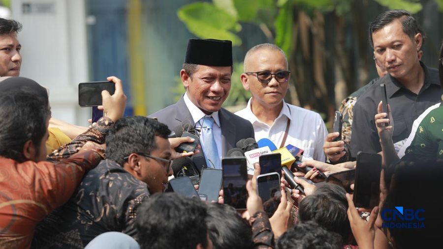 Menteri LH, Hanif Faisol tiba di Istana Negara, Jakarta, Senin (27/4/2026). (CNBC Indonesia/Muhammad Sabki)