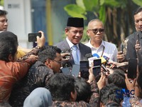 Menteri LH, Hanif Faisol tiba di Istana Negara, Jakarta, Senin (27/4/2026). (CNBC Indonesia/Muhammad Sabki)