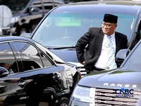 Jumhur Hidayat tiba di Istana Kepresidenan, Jakarta, Senin (27/4/2026). (CNBC Indonesia/Muhammad SabkI)