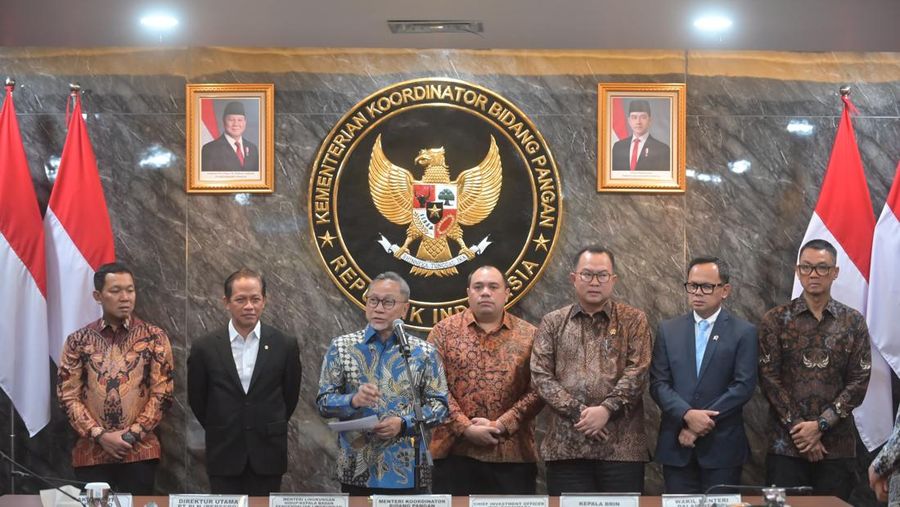 Pada penandatanganan Perjanjian Kerja Sama (PKS) antara Pemerintah Daerah (Pemda) dengan Badan Usaha Pengembang dan Pengelola (BUPP) Pengelolaan Sampah menjadi Energi Listrik (PSEL) di Ruang Rapat Utama Kemenko Pangan, Jakarta, Selasa (21/4), Menteri