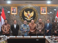 Pada penandatanganan Perjanjian Kerja Sama (PKS) antara Pemerintah Daerah (Pemda) dengan Badan Usaha Pengembang dan Pengelola (BUPP) Pengelolaan Sampah menjadi Energi Listrik (PSEL) di Ruang Rapat Utama Kemenko Pangan, Jakarta, Selasa (21/4), Menteri