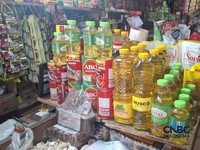 Pantauan harga minyak goreng yang masih cukup tinggi di Pasar Minggu, Jakarta Selatan, Senin (27/4/2026). (Chandra Dwi)