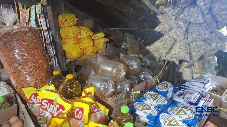 Pantauan harga minyak goreng yang masih cukup tinggi di Pasar Minggu, Jakarta Selatan, Senin (27/4/2026). (Chandra Dwi)