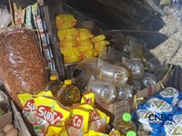 Pantauan harga minyak goreng yang masih cukup tinggi di Pasar Minggu, Jakarta Selatan, Senin (27/4/2026). (Chandra Dwi)