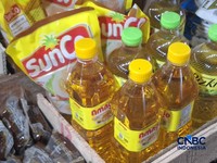 Pantauan harga minyak goreng yang masih cukup tinggi di Pasar Minggu, Jakarta Selatan, Senin (27/4/2026). (Chandra Dwi)