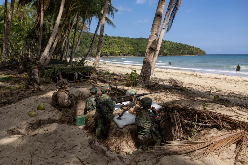 Pasukan AS dan Filipina menggelar latihan militer gabungan tahunan di Pantai Long Point, Brgy. Aporawan, Aborlan, Palawan, Filipina, 27 April 2026. (REUTERS/Eloisa Lopez)