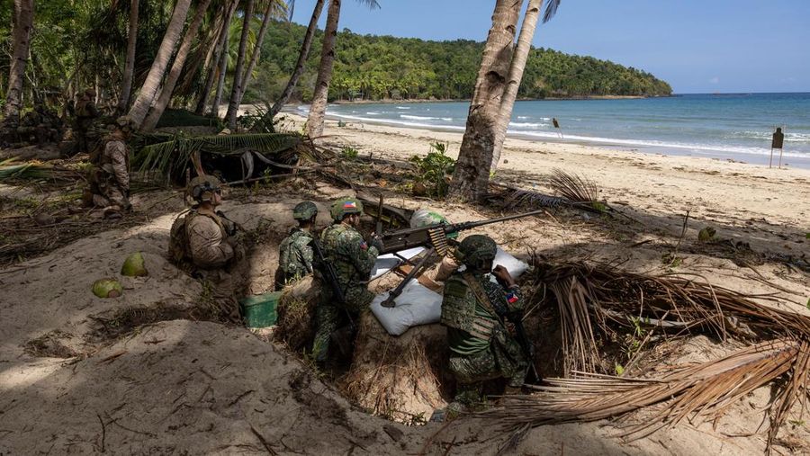 Pasukan AS dan Filipina menggelar latihan militer gabungan tahunan di Pantai Long Point, Brgy. Aporawan, Aborlan, Palawan, Filipina, 27 April 2026. (REUTERS/Eloisa Lopez)