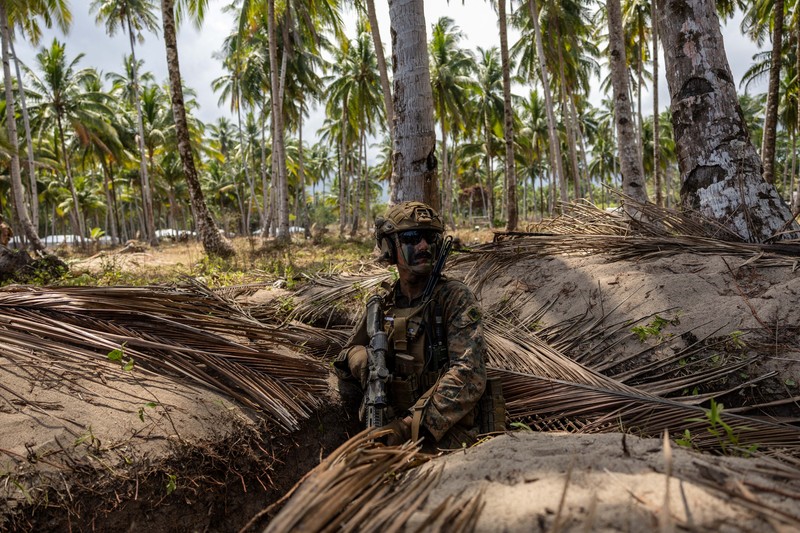 Pasukan AS dan Filipina menggelar latihan militer gabungan tahunan di Pantai Long Point, Brgy. Aporawan, Aborlan, Palawan, Filipina, 27 April 2026. (REUTERS/Eloisa Lopez)