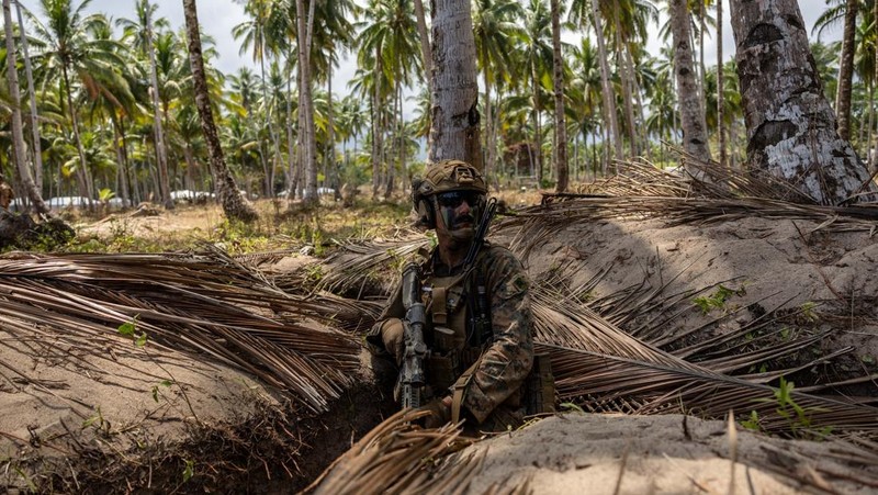 Pasukan AS dan Filipina menggelar latihan militer gabungan tahunan di Pantai Long Point, Brgy. Aporawan, Aborlan, Palawan, Filipina, 27 April 2026. (REUTERS/Eloisa Lopez)