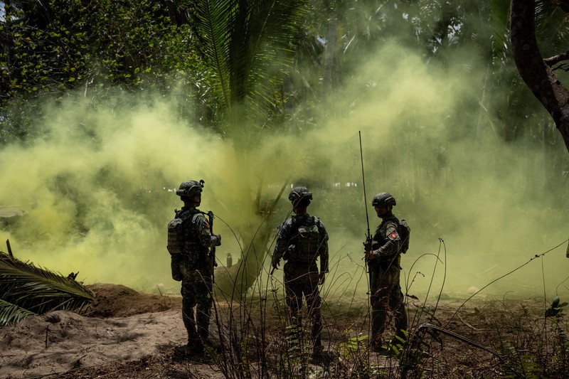 Pasukan AS dan Filipina menggelar latihan militer gabungan tahunan di Pantai Long Point, Brgy. Aporawan, Aborlan, Palawan, Filipina, 27 April 2026. (REUTERS/Eloisa Lopez)