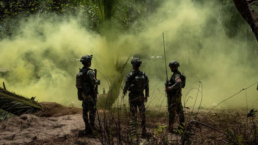 Pasukan AS dan Filipina menggelar latihan militer gabungan tahunan di Pantai Long Point, Brgy. Aporawan, Aborlan, Palawan, Filipina, 27 April 2026. (REUTERS/Eloisa Lopez)