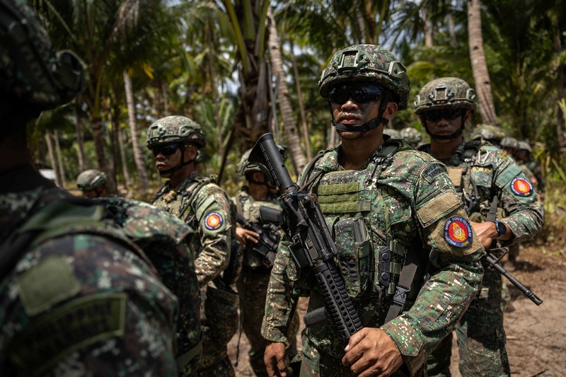 Pasukan AS dan Filipina menggelar latihan militer gabungan tahunan di Pantai Long Point, Brgy. Aporawan, Aborlan, Palawan, Filipina, 27 April 2026. (REUTERS/Eloisa Lopez)