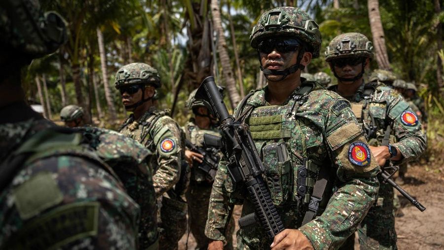 Pasukan AS dan Filipina menggelar latihan militer gabungan tahunan di Pantai Long Point, Brgy. Aporawan, Aborlan, Palawan, Filipina, 27 April 2026. (REUTERS/Eloisa Lopez)