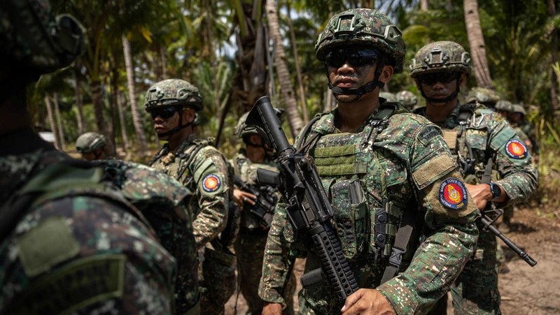 Pasukan AS dan Filipina menggelar latihan militer gabungan tahunan di Pantai Long Point, Brgy. Aporawan, Aborlan, Palawan, Filipina, 27 April 2026. (REUTERS/Eloisa Lopez)