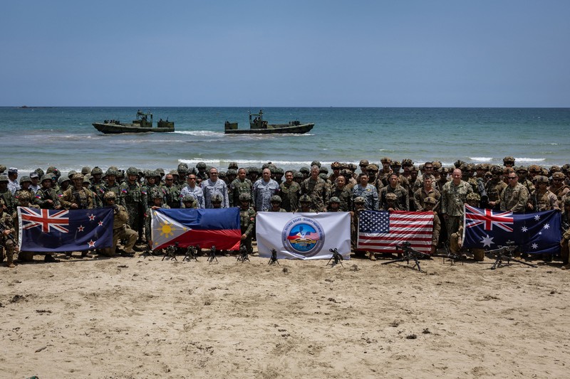Pasukan AS dan Filipina menggelar latihan militer gabungan tahunan di Pantai Long Point, Brgy. Aporawan, Aborlan, Palawan, Filipina, 27 April 2026. (REUTERS/Eloisa Lopez)