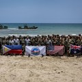 Pasukan AS dan Filipina menggelar latihan militer gabungan tahunan di Pantai Long Point, Brgy. Aporawan, Aborlan, Palawan, Filipina, 27 April 2026. (REUTERS/Eloisa Lopez)