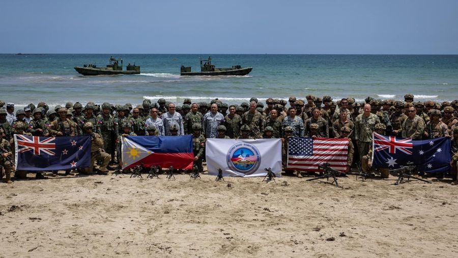 Pasukan AS dan Filipina menggelar latihan militer gabungan tahunan di Pantai Long Point, Brgy. Aporawan, Aborlan, Palawan, Filipina, 27 April 2026. (REUTERS/Eloisa Lopez)