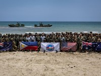 Pasukan AS dan Filipina menggelar latihan militer gabungan tahunan di Pantai Long Point, Brgy. Aporawan, Aborlan, Palawan, Filipina, 27 April 2026. (REUTERS/Eloisa Lopez)
