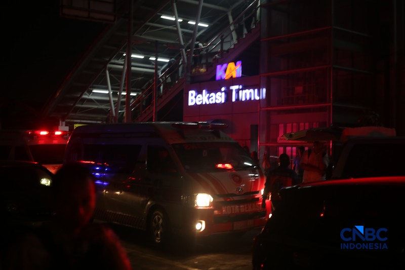 Suasana saat proses evakuasi penumpang yang terjebak di rangkaian commuter line usai dtertabrak KA Argo Bromo Anggrek di Stasiun Bekasi Timur, Jawa Barat, Senin (27/4/2026). (CNBC Indonesia/Tias Budiarto)